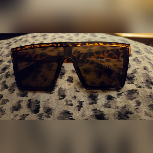2 pairs Tortoise shell sunglasses 🕶 🌞 - Picture 2 of 2